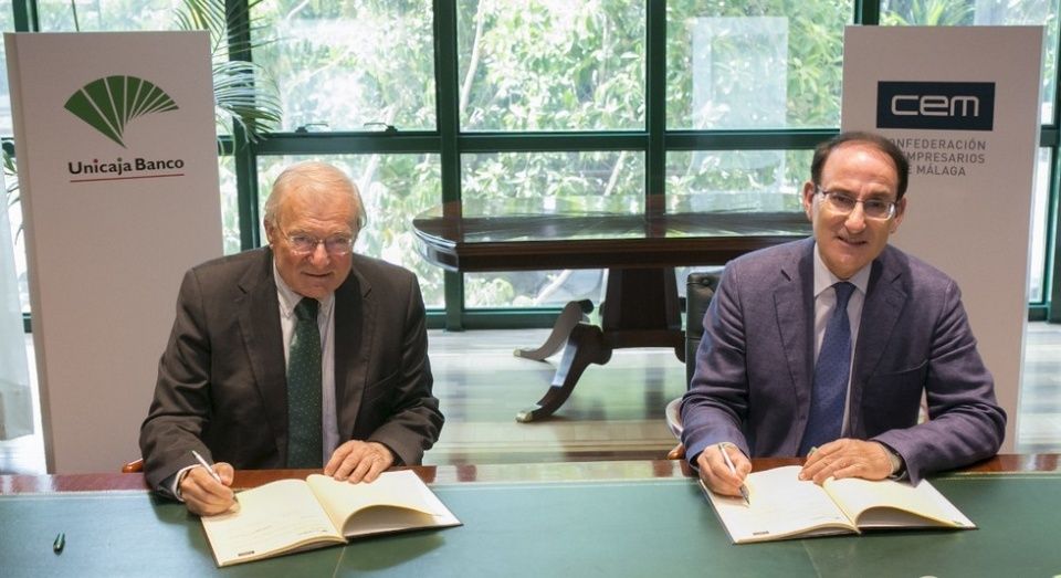La firma del acuerdo por  el Presidente de Unicaja Banco, Manuel Azuaga, y por el Presidente de CEM, Javier González de Lara.