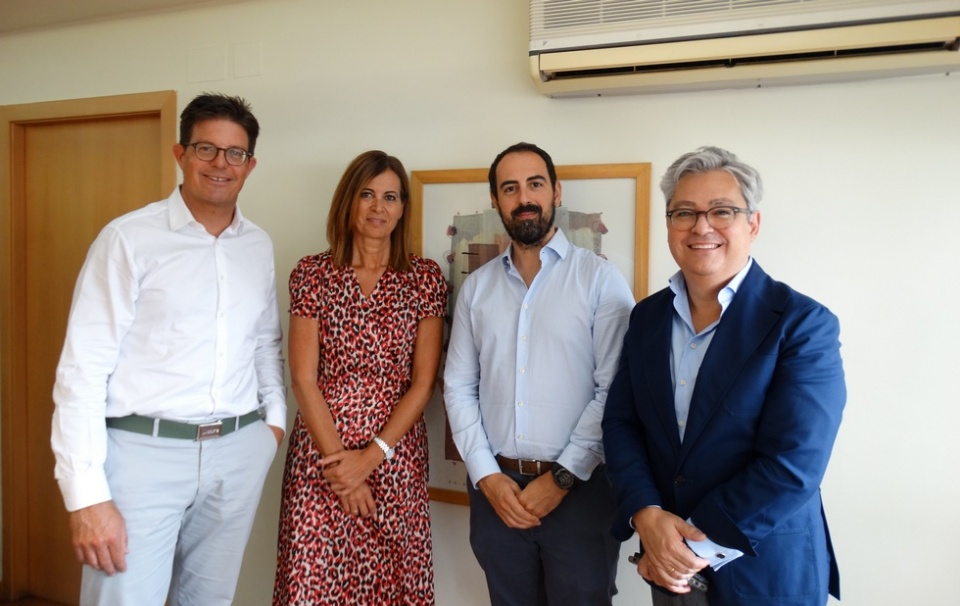 Timo Buetefisch, fundador y CEO de Cooltra; Ana Cebrián, directora de Internacionalización de COFIDES; Francesc Madurell, Chief Financial Officer de Cooltra; y Miguel Ángel Ladero, director corporativo del departamento de Inversiones 