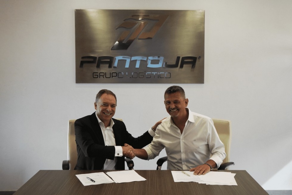 Imagen: Manuel de la Cruz y Javier Lafuente tras la firma del acuerdo de colaboración.