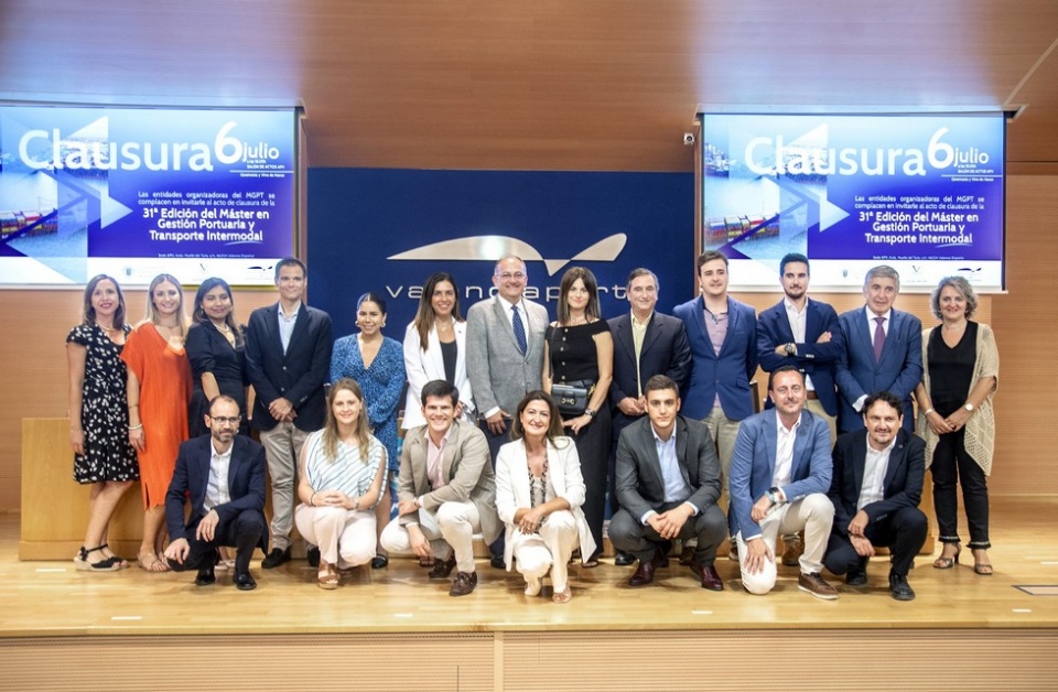 Imagen de los alumnos de la 31 edición del Máster junto a representantes de la Fundación Valenciaport, APV y UPV.
