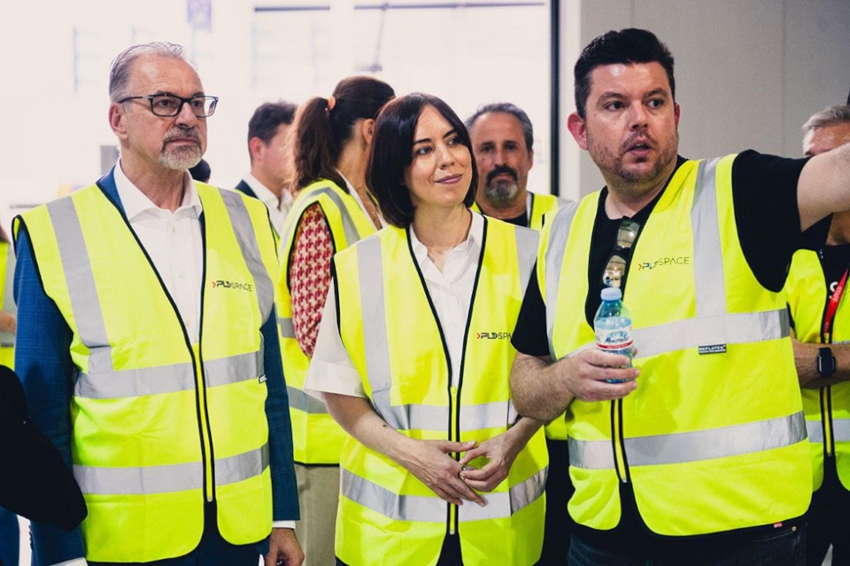 La ministra de Ciencia, Innovación y Universidades, Diana Morant, durante su visita a la sede de la empresa PLD Space en Elche.