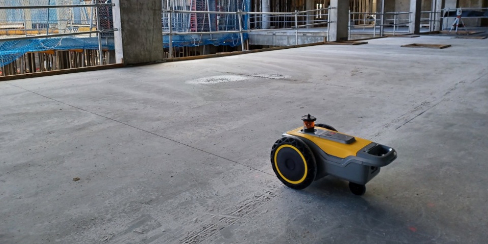 El robot está capacitado para efectuar trabajos de impresión directa de líneas y texto sobre las superficies.