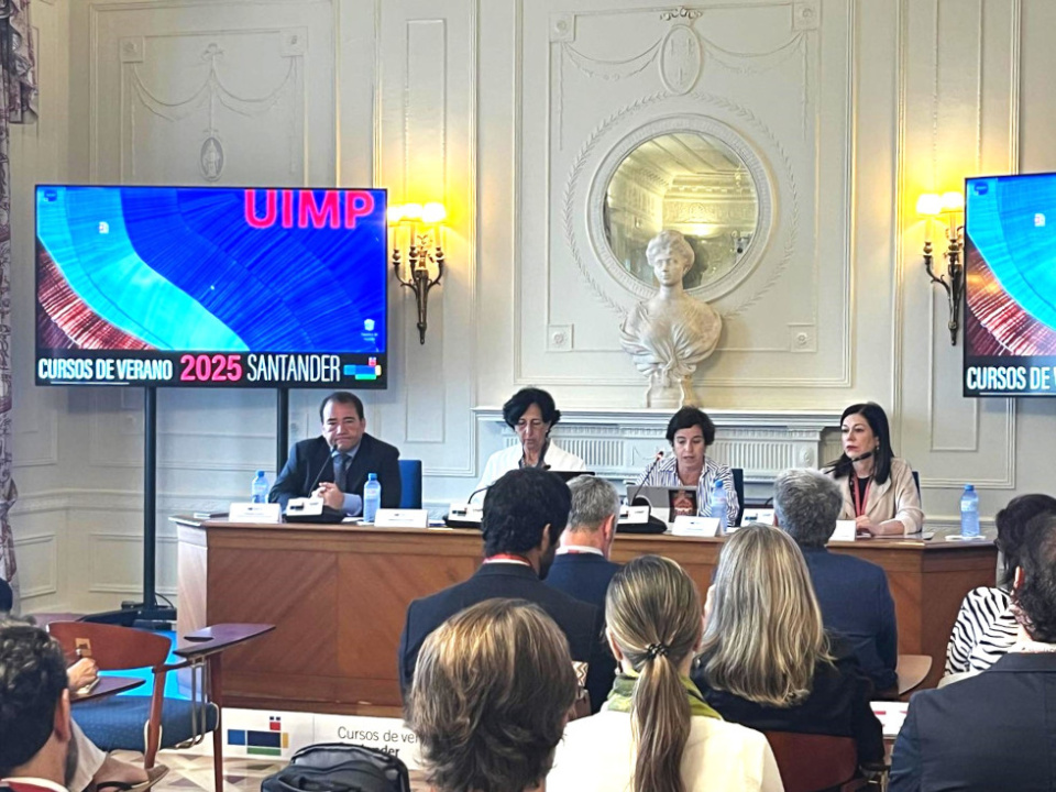 Imagen de la sesión inaugural a cargo de la consejera delegada de ICEX, el presidente del ICO y la presidenta de COFIDES.