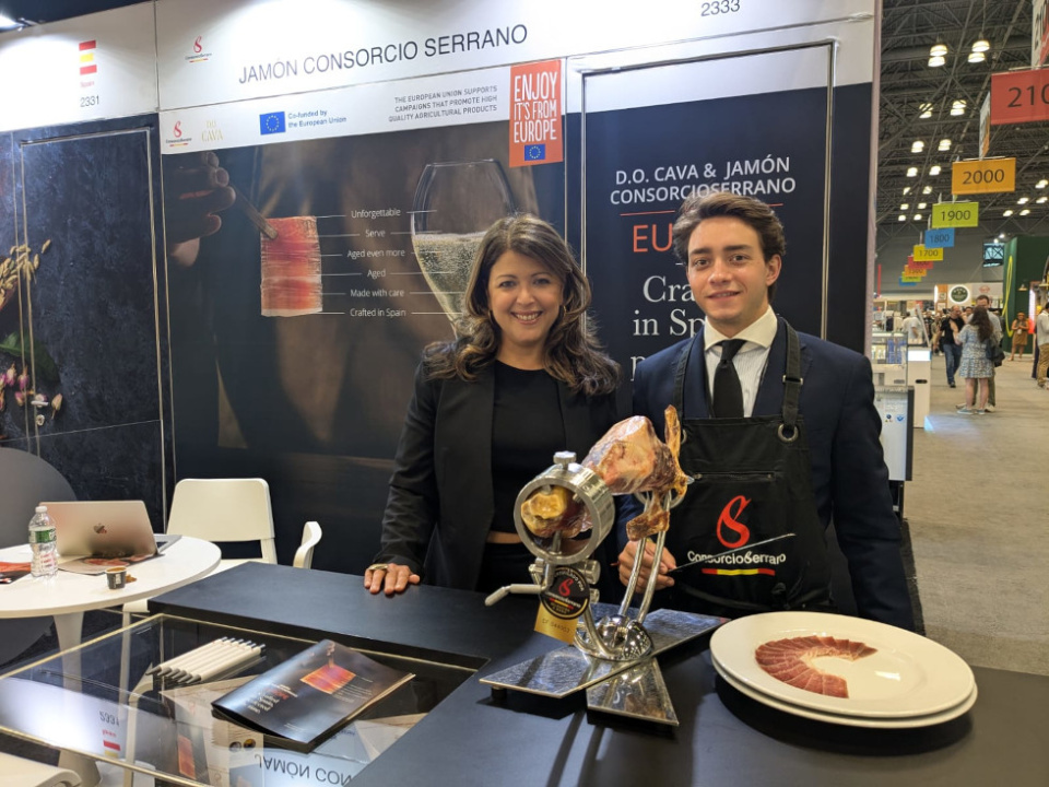 Doreen Colondres, embajadora del CJSE en EEUU y José Marcos, cortador del CJSE en EEUU.