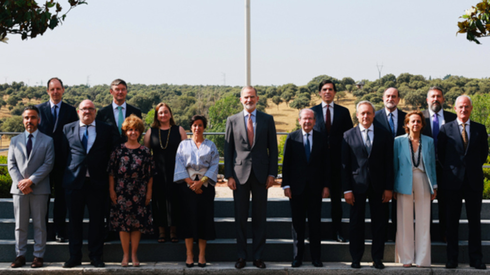 S.M. el Rey recibe a una delegación de ICEX Invest in Spain y de Garrigues con motivo del 40 aniversario de esta guía de referencia.