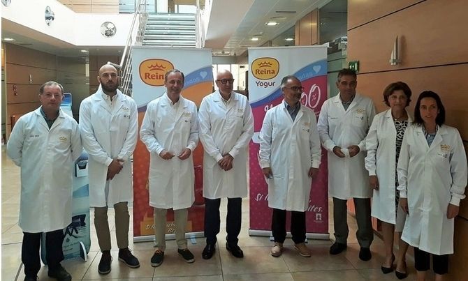 El consejero de Empleo Javier Celdr&aacute;n, durante su visita a la empresa Postres y Dulces Reina.