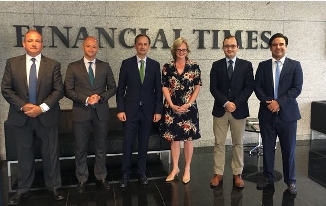 La delegaci&oacute;n murciana en la sede de Financial Times en Londres.
