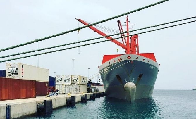 Transinsular cuenta con dos buques propios y una amplia flota de nuevos contenedores.