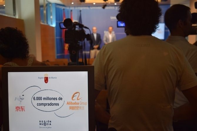 Imagen del consejero de Empleo, Universidades, Empresa y Medio Ambiente, Javier Celdrán, en la presentación de acciones del Plan Asia.