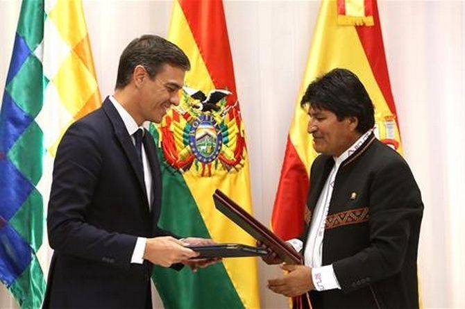 Pedro S&aacute;nchez se re&uacute;ne con Evo Morales. Pool Moncloa / Fernando Calvo