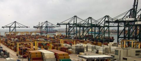 Contenedores en una de las terminales del Puerto VLC.