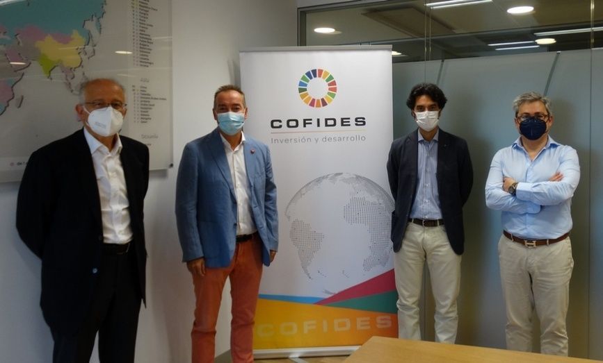 El director general y el CEO de DeltaComGoup, Ángel Carrancio y Antonio Peinado; y el director general y el director del departamento de Inversiones de COFIDES, Miguel Ángel Ladero.