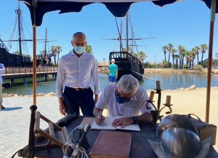 El embajador en funciones de EE.UU. en España firmó en el libro de honor del Muelle.