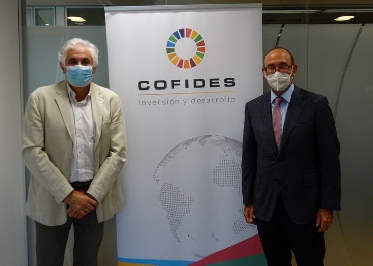 El presidente de COFIDES, José Luis Curbelo, y el director Financiero de Profármaco, Xavier Homs.
