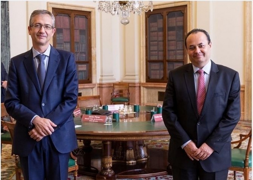 Imagen de archivo. El gobernador Hernández de Cos recibe a Luis Carranza, presidente de CAF-banco de desarrollo de América Latina