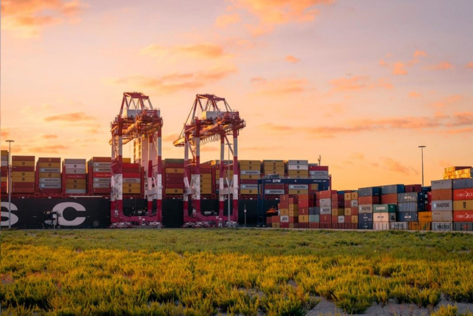 Imagen de la terminal de contenedores Hutchison Ports BEST con un portacontenedores atracado.