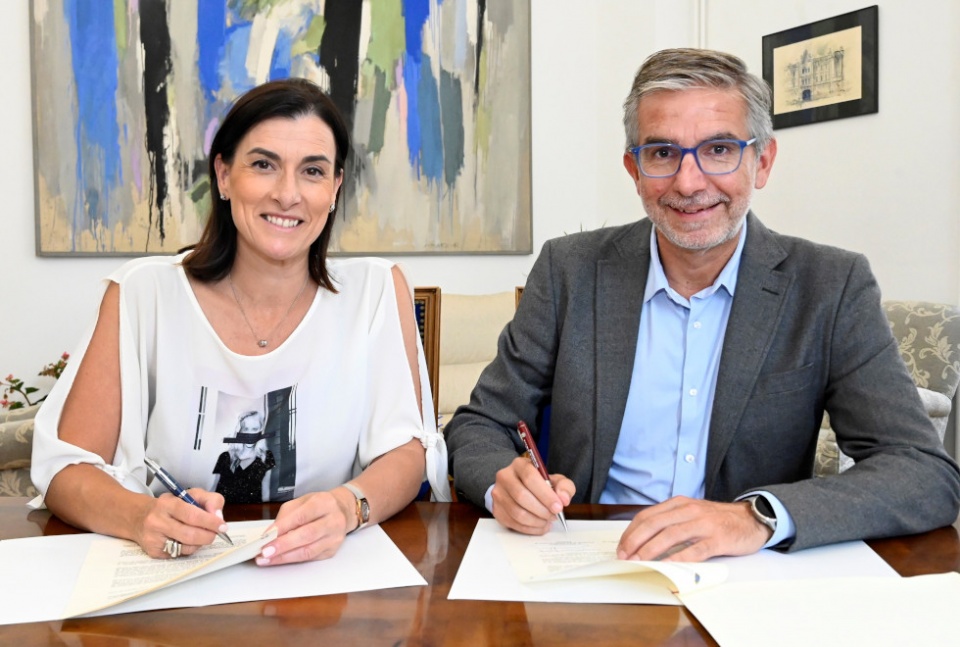 De izq. a dcha: Igual y Díaz durante la firma del protocolo.