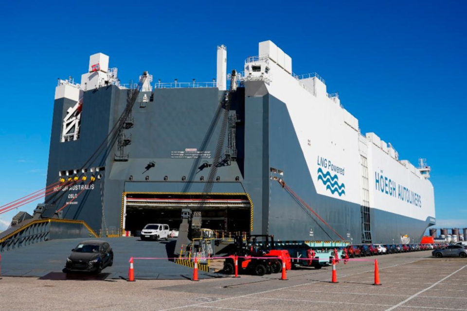 El barco Höegh Australis durante la operativa de carga y descarga en el Port de Barcelona.