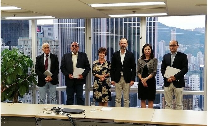 La reuni&oacute;n en la sede del responsables del Consejo para el Desarrollo Comercial de Hong Kong.