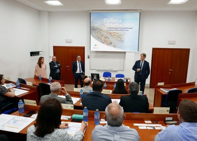 Imagen del director general de la Fundaci&oacute;n Valenciaport, Vicente del R&iacute;o, durante la inauguraci&oacute;n del curso.