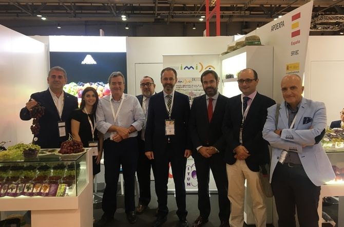 En Asia Fruit Logistica en Stand Apoexpa Banco Santander.