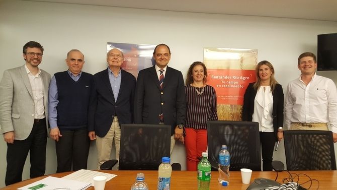 Miembros de Santander Argentina junto a Da. Eugenia Benain Romero, Da. Ana (administraci&oacute;n Bovies), D. Jose M&ordf; de Molina (Presidente de SAT Negra Andaluza) y D. Jacinto Riera (Consejero de Copreca y ganadero).