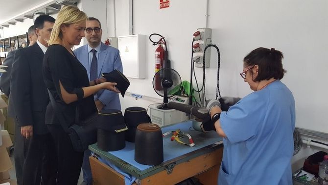 La consejera de Economía, Industria y Empleo, Marta Gastón, durante la visita.