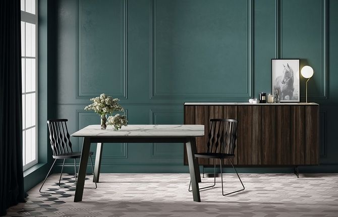 Lagrama, mesas y aparadores.