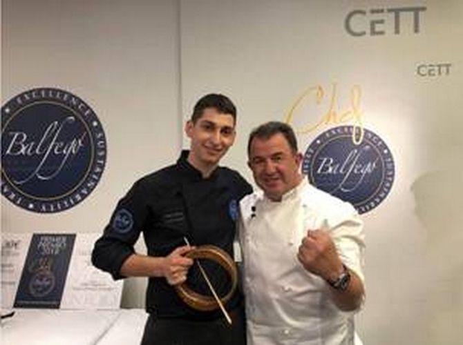 El Chef Mart&iacute;n Berasategui, miembro del jurado, entreg&oacute; el galard&oacute;n del II Premio Balfeg&oacute; al joven Chef Rafel Muria Franch.