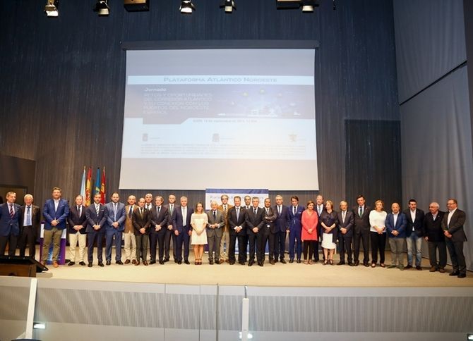 Los integrantes de la Plataforma, con el secretario general de infraestructuras del Ministerio de Fomento, consejeros de Infraestructuras de Asturias, Galicia y Castilla y Le&oacute;n, entre otros.