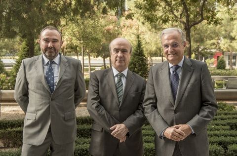 (De izq. a dcha): el Director de Sostenibilidad de Repsol, Fernando Ruíz, el Secretario General de la OEI, Mariano Jabonero y el Vicepresidente de Fundación Repsol, Ignacio Egea.
