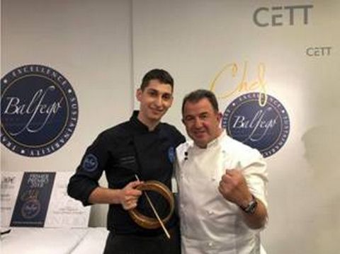 El Chef Martín Berasategui, miembro del jurado, entregó el galardón del II Premio Balfegó al joven Chef Rafel Muria Franch.