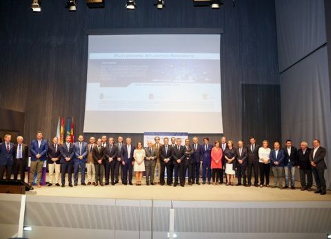 Los integrantes de la Plataforma, con el secretario general de infraestructuras del Ministerio de Fomento, consejeros de Infraestructuras de Asturias, Galicia y Castilla y León, entre otros.