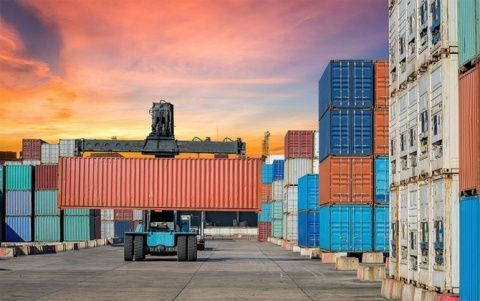 iContainers es la única plataforma que combina el acceso a tarifas instantáneas con servicios integrales de transporte marítimo y con un compromiso operacional.
