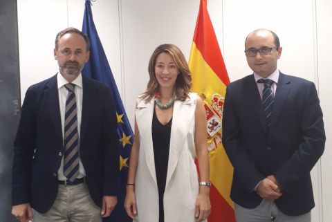 El consejero de Empleo, Universidades, Empresa y Medio Ambiente, Javier Celdrán, y la secretaria de Estado de Comercio, Xiana Méndez, en la reunión que mantuvieron en Madrid.