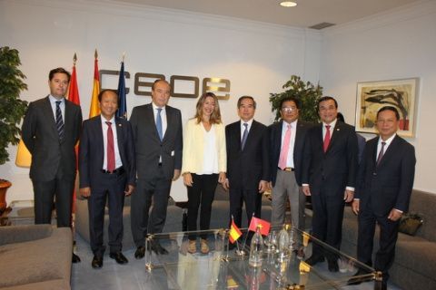 La secretaria de Estado de Comercio, Xiana Méndez, y los secretarios generales de la Camara de España y de CEOE, Adolfo Díaz-Am brona y José Alberto González Ruiz, junto a la delegación vietnamita.