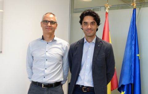 De izquierda a derecha; Guerau Carné, director general de Array Plastics, y Rodrigo Madrazo, director general de COFIDES.