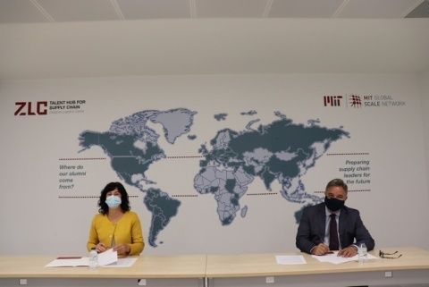La directora de ZLC, Susana Val, y el director general de Ariño Duglass, Raimundo García-Figueras, durante la rúbrica del convenio.