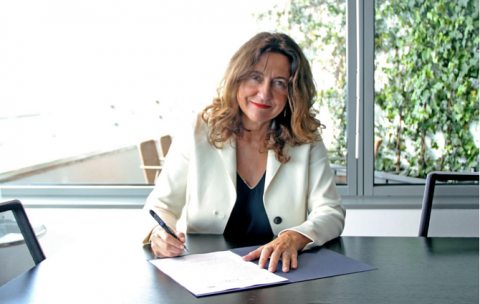 Mercè Conesa, presidenta del Port de Barcelona, firmando el acuerdo con el Puerto de Busan.