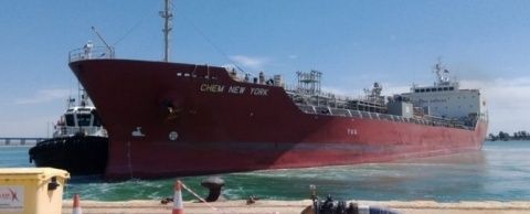 El buque Chem New York atracó en el muelle de Poniente.