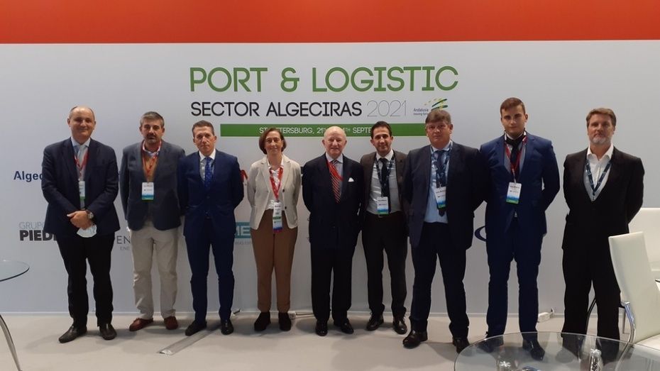 Empresas participantes junto al cónsul de España en San Petersburgo, Félix Valdés y la consejera Económica y comercial Jefe de España en Moscú, Alicia Varela.