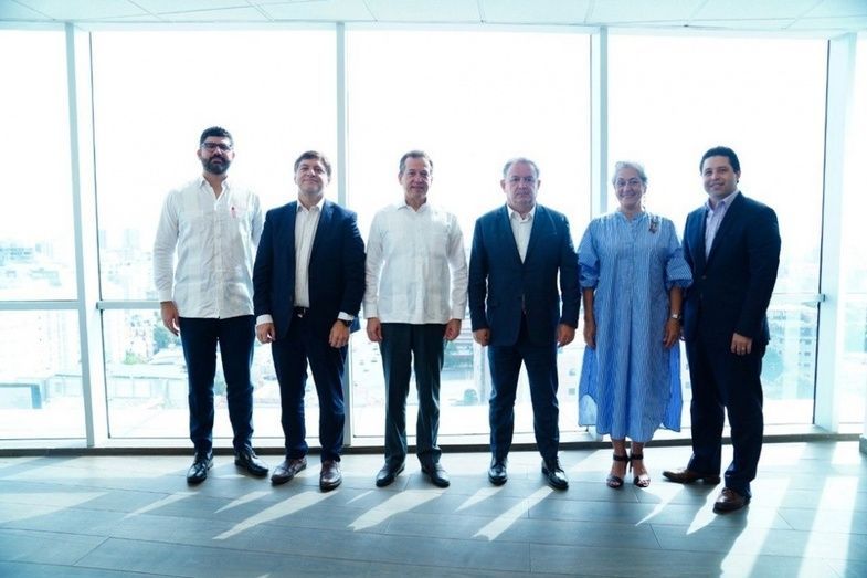 Participantes en la reunión con el ministro Ito Bisonó en República Dominicana.