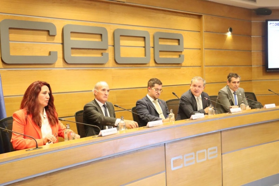 Presentación en CEOE de las oportunidades de inversión en Chile en proyectos de movilidad.