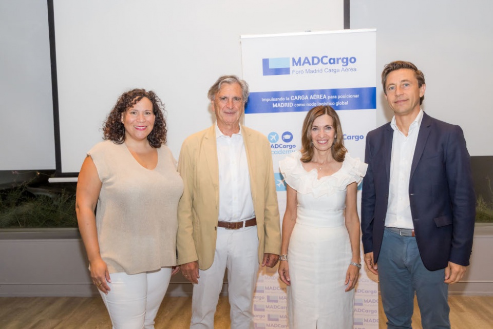 De izq. a dcha: Angélica Nodal, Jesús Cuéllar, Ana González y Ramón García tras la firma del acuerdo.
