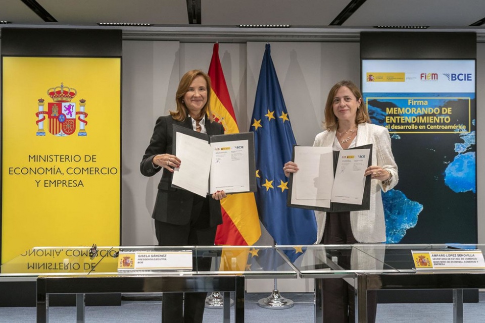 La secretaria de Estado de Comercio, Amparo López Senovilla, y la presidenta ejecutiva del Banco Centroamericano de Integración Económica (BCIE), Gisela Sánchez, muestran el acuerdo.