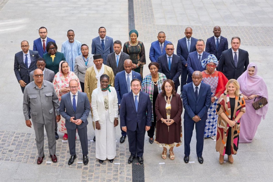 El ministro de Asuntos Exteriores, Unión Europea y Cooperación, José Manuel Albares, con los representantes de las embajadas africanas.