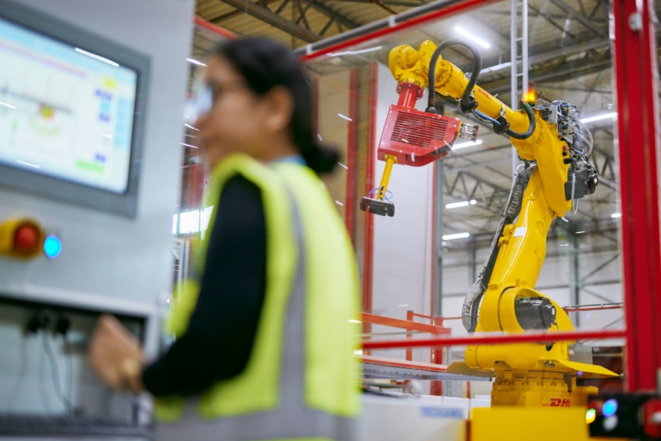 Empleado trabajando en una máquina. Foto: DHL.