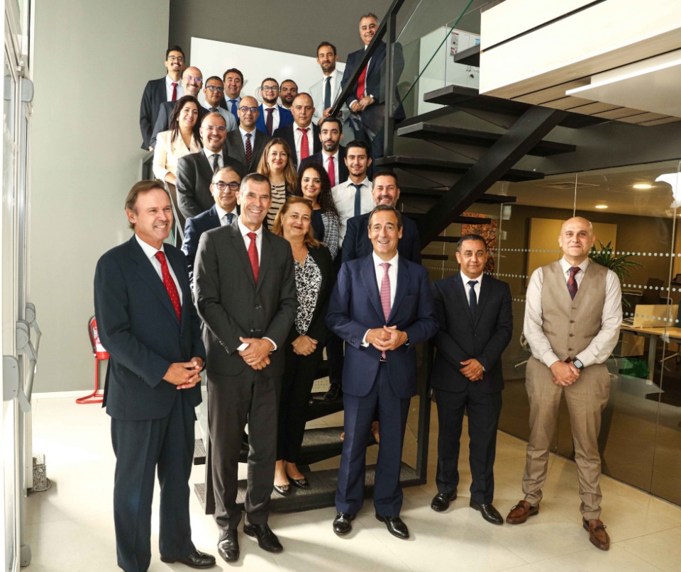 Gonzalo Gortázar, durante su visita a la oficina de CaixaBank en Casablanca.
