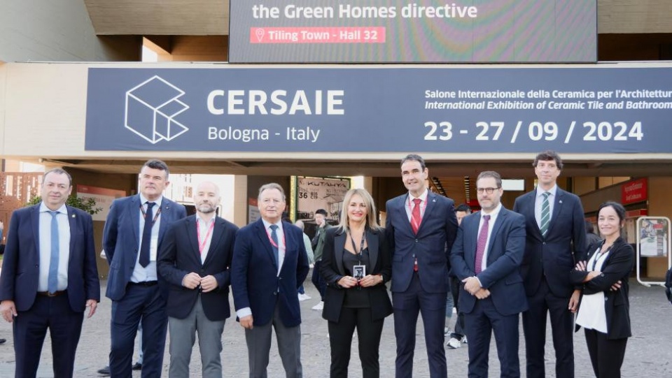 Nuria Montes se desplaza a Bolonia para apoyar a las empresas del clúster cerámico presentes en Cersaie.