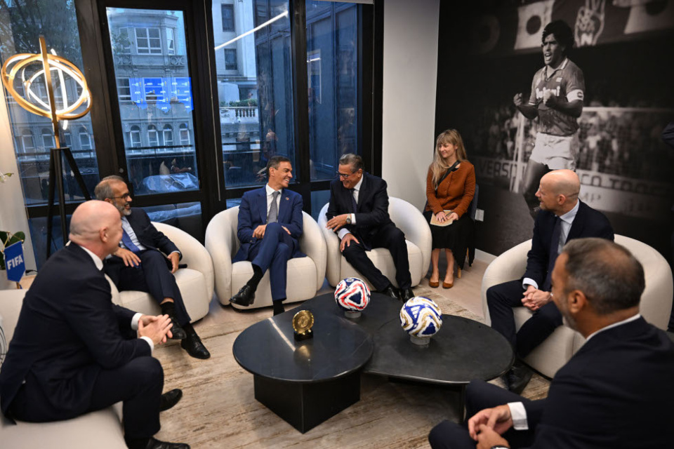 El presidente de la FIFA, Gianni Infantino, junto al presidente del Gobierno, Pedro Sánchez, y a los organizadores del Mundial 2030. | Pool Moncloa/Borja Puig de la Bellacasa